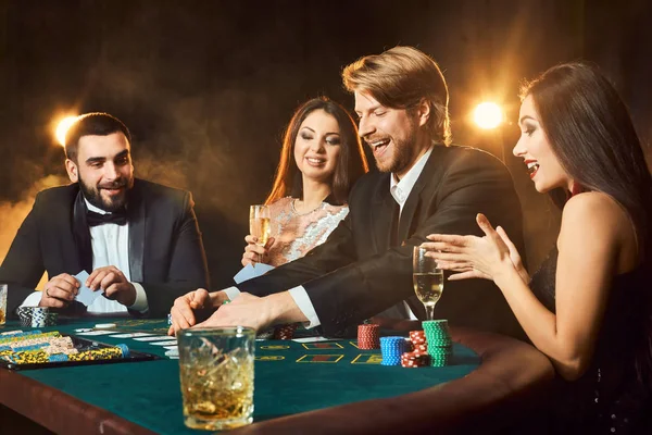 Freunde der Oberschicht spielen im Casino. — Stockfoto