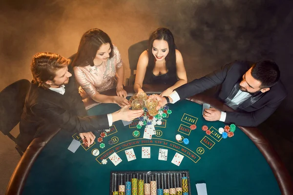 Jogadores de poker sentados em torno de uma mesa em um cassino. Vista superior — Fotografia de Stock