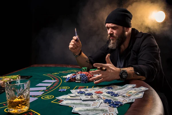 Man spelar poker. Känslomässigt Underkänd i spel, game over för kortspelare, man mycket arg med dumt val, förlorar alla marker på bank. — Stockfoto