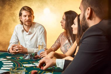 Üst sınıf arkadaşlar kumarhanede kumar oynuyorlar..