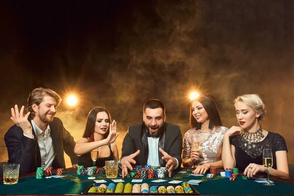 Pokerspieler sitzen an einem Tisch in einem Casino. — Stockfoto