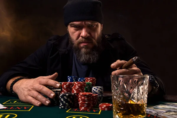 Man spelar poker. Känslomässigt Underkänd i spel, game over för kortspelare, man mycket arg med dumt val, förlorar alla marker på bank. — Stockfoto