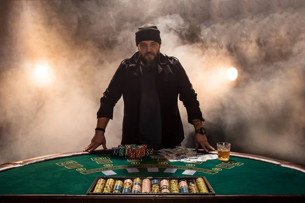 Jugador masculino jugando póquer, humo intensidad de color oscuro . — Foto de Stock