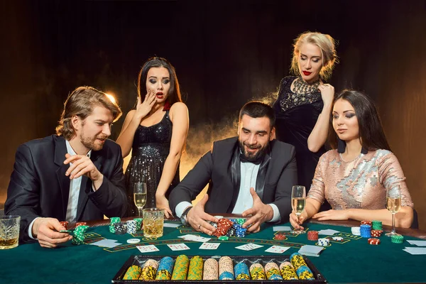 Jogadores de poker sentados em torno de uma mesa em um cassino . — Fotografia de Stock