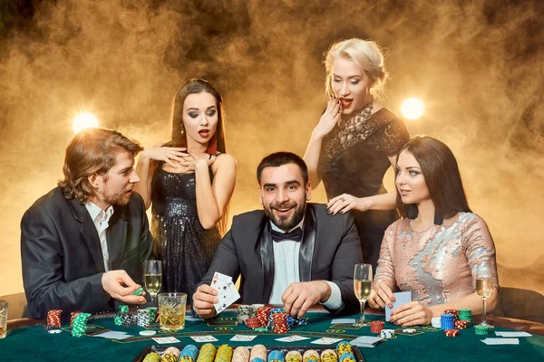 Bir kumarhanede bir masa etrafında oturup poker oyuncuları. — Stok fotoğraf