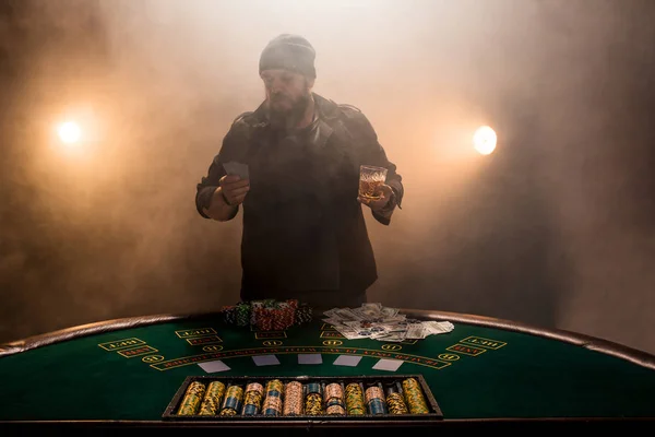 Giocatore d'azzardo maschile che gioca a poker, fuma intensità di colore scuro . — Foto Stock