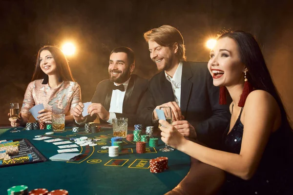 Amigos de classe alta jogando em um cassino. — Fotografia de Stock