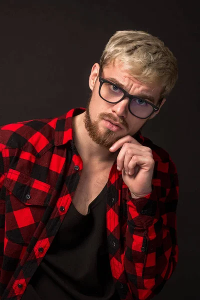 Siyah arka plan üzerine gözlük ile kafeste kırmızı tişörtlü adam — Stok fotoğraf