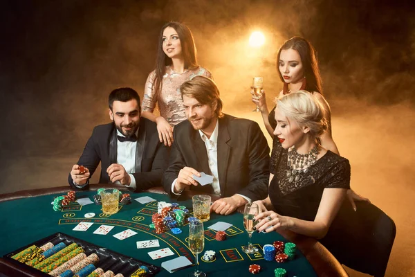 Pokerspieler sitzen an einem Tisch in einem Casino. — Stockfoto