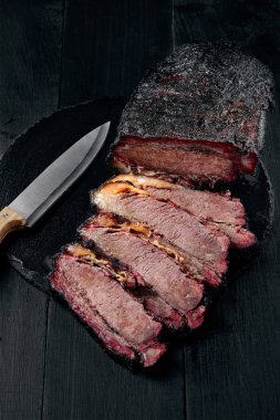 Karanlık bir arka plan hizmet için dilimlenmiş taze et yemeği Barbekü sığır eti