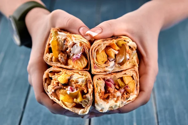 Csirke Shawarma roll egy SZJA a friss zöldségek, tejföl öntettel és hasábburgonyával a fából készült háttér. Szelektív összpontosít — Stock Fotó