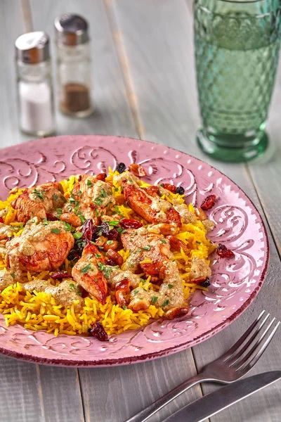 Kyckling biryani. Tillagas i en wok. Trä i bakgrunden. Ovanifrån. — Stockfoto