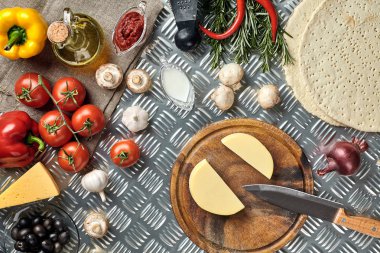 Metal masa, üstten görünüm üzerinde pizza yemek pişirmek için malzemeler