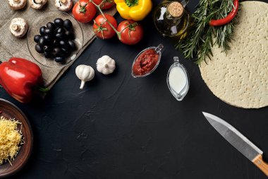 Malzemeler pişirme pizza. Hamur, sebze ve baharat. Kopya alanı ile Üstten Görünüm