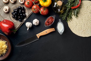Malzemeler pişirme pizza. Hamur, sebze ve baharat. Kopya alanı ile Üstten Görünüm