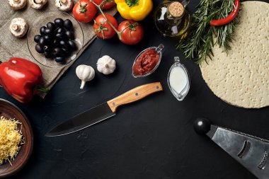 Malzemeler pişirme pizza. Hamur, sebze ve baharat. Kopya alanı ile Üstten Görünüm
