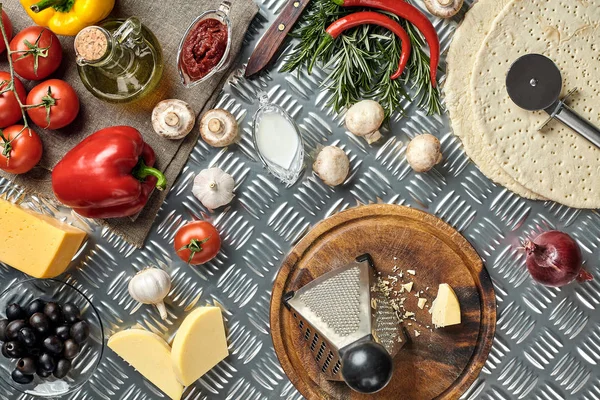 Queso, diferentes verduras en la mesa de metal. Ingredientes para la pizza italiana tradicional . — Foto de Stock