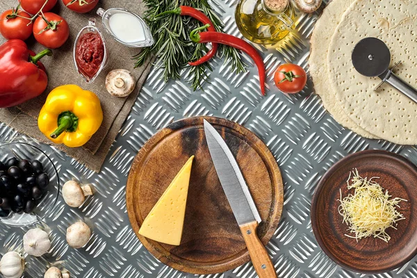 Queso, diferentes verduras en la mesa de metal. Ingredientes para la pizza italiana tradicional . — Foto de Stock