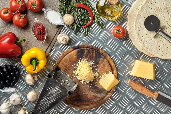 Queso, diferentes verduras en la mesa de metal. Ingredientes para la pizza italiana tradicional . — Foto de Stock