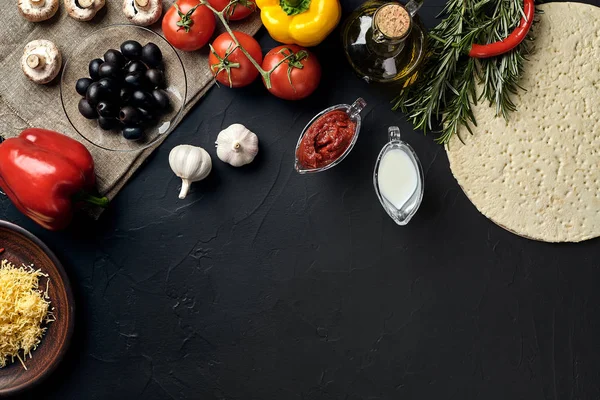 Malzemeler pişirme pizza. Hamur, sebze ve baharat. Kopya alanı ile Üstten Görünüm