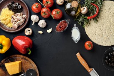 Malzemeler pişirme pizza. Hamur, sebze ve baharat. Kopya alanı ile Üstten Görünüm