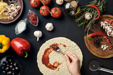 Elinde baker maddeler pizza pizza hazırlık mutfak at sırasında ekleme