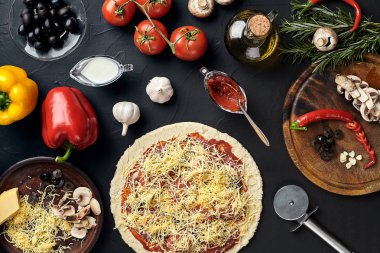Tablo arka plan siyah ham pizza malzemeleri doku