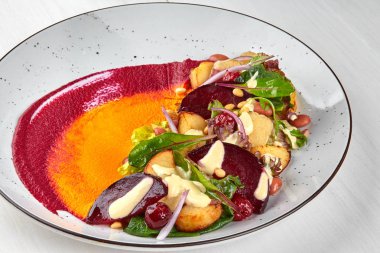 Sağlıklı beslenme: renkli kırmızı pancar salatası patates ve rendelenmiş yaprakları. Yakın çekim