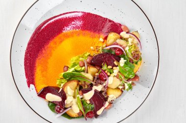 Sağlıklı beslenme: renkli kırmızı pancar salatası patates ve rendelenmiş yaprakları. Yakın çekim