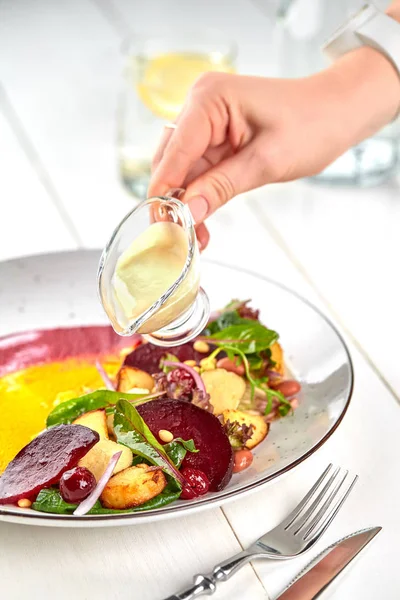 Gesunde Ernährung: Bunter Rote-Bete-Salat mit Kartoffeln und zerfetzten Blättern. — Stockfoto