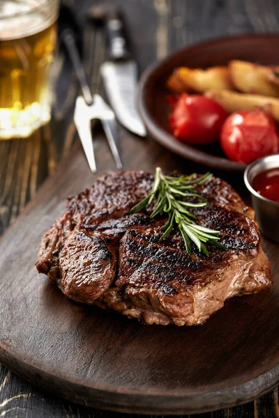 테이블에 나무 보드에 향신료와 함께 육즙이 스테이크 중간 드문 쇠고기 — 스톡 사진