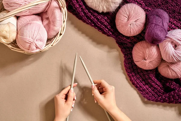 Primo piano del maglione di lana per maglieria femminile — Foto Stock