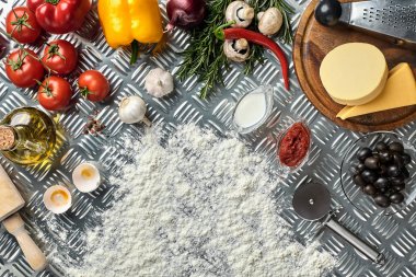Gıda katkı maddeleri ve pizza yemek pişirmek için baharat. Mantar, domates, peynir, soğan, yağ, karabiber, tuz, yumurta, metal zemin üzerine rende. Uzay kopyalayın. Üstten Görünüm