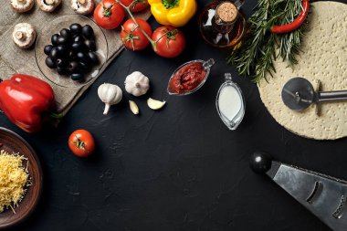 Malzemeler pişirme pizza. Hamur, sebze ve baharat. Kopya alanı ile Üstten Görünüm