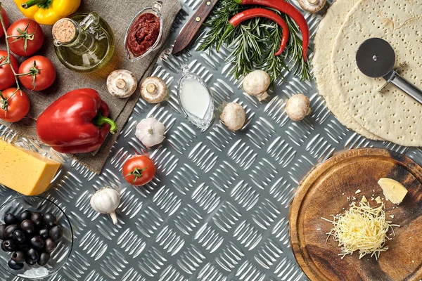 Τυρί, διάφορα λαχανικά σε μεταλλικό πίνακα. Συστατικά για την παραδοσιακή ιταλική πίτσα. — Φωτογραφία Αρχείου