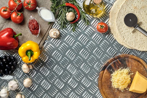 Queso, diferentes verduras en la mesa de metal. Ingredientes para la pizza italiana tradicional . — Foto de Stock