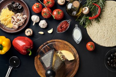 Peynir, siyah tablo farklı sebze. Geleneksel İtalyan pizza için malzemeler.