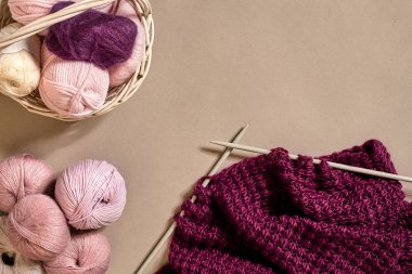 Merinos yün iplik, örgü iğneleri bej bir yüzeyi Tarih örgü topları. Üstten Görünüm
