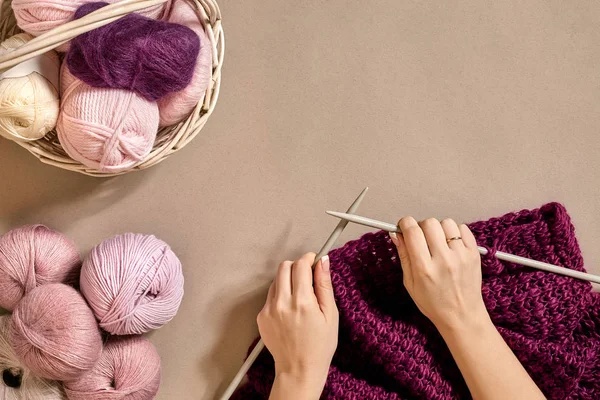 Primo piano di maglione di lana lavorante a maglia di mani femminili o colore lilla plaid. Vista dall'alto — Foto Stock