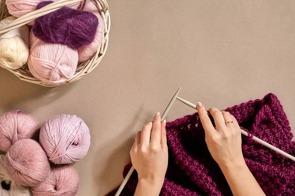 Primo piano di maglione di lana lavorante a maglia di mani femminili o colore lilla plaid. Vista dall'alto — Foto Stock