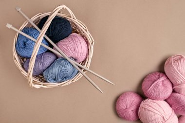 Farklı renkli iplik örgü iğneleri ile sepette. Üstten Görünüm