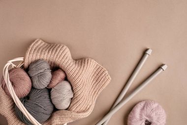 Farklı renkli iplik örgü iğneleri ile sepette. Üstten Görünüm