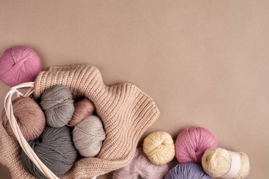 Farklı renkli iplik örgü iğneleri ile sepette. Üstten Görünüm