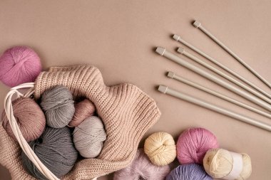 Farklı renkli iplik örgü iğneleri ile sepette. Üstten Görünüm