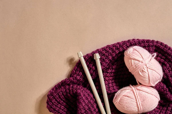 Dos bolas de hilo de punto rosa, agujas de punto y y punto púrpura vista superior a cuadros —  Fotos de Stock