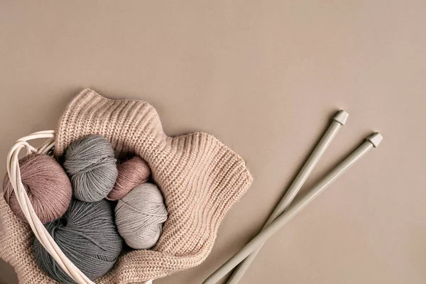 Fil de différentes couleurs dans le panier avec des aiguilles à tricoter. Vue du dessus — Photo