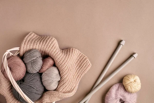 Fil de différentes couleurs dans le panier avec des aiguilles à tricoter. Vue du dessus — Photo