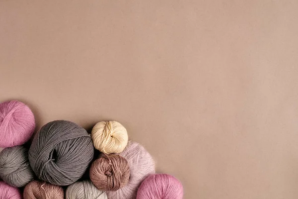 Set di filati di lana colorati su sfondo beige. Vista dall'alto — Foto Stock