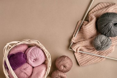 Merinos yün iplik, örgü iğneleri bej bir yüzeyi Tarih örgü topları. Üstten Görünüm