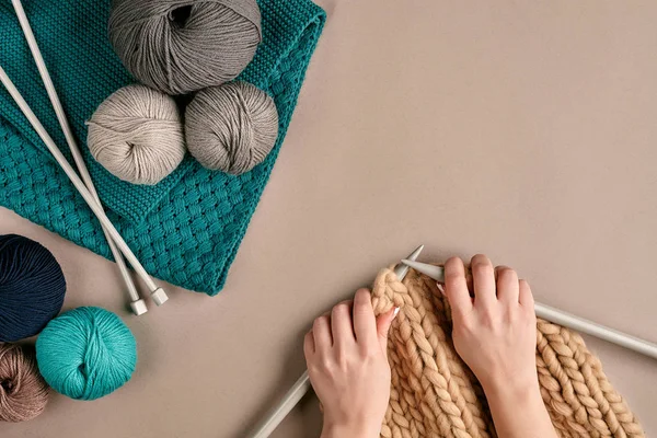 Primo piano di maglione di lana lavorante a maglia di mani femminili o colore beige plaid. Vista dall'alto — Foto Stock